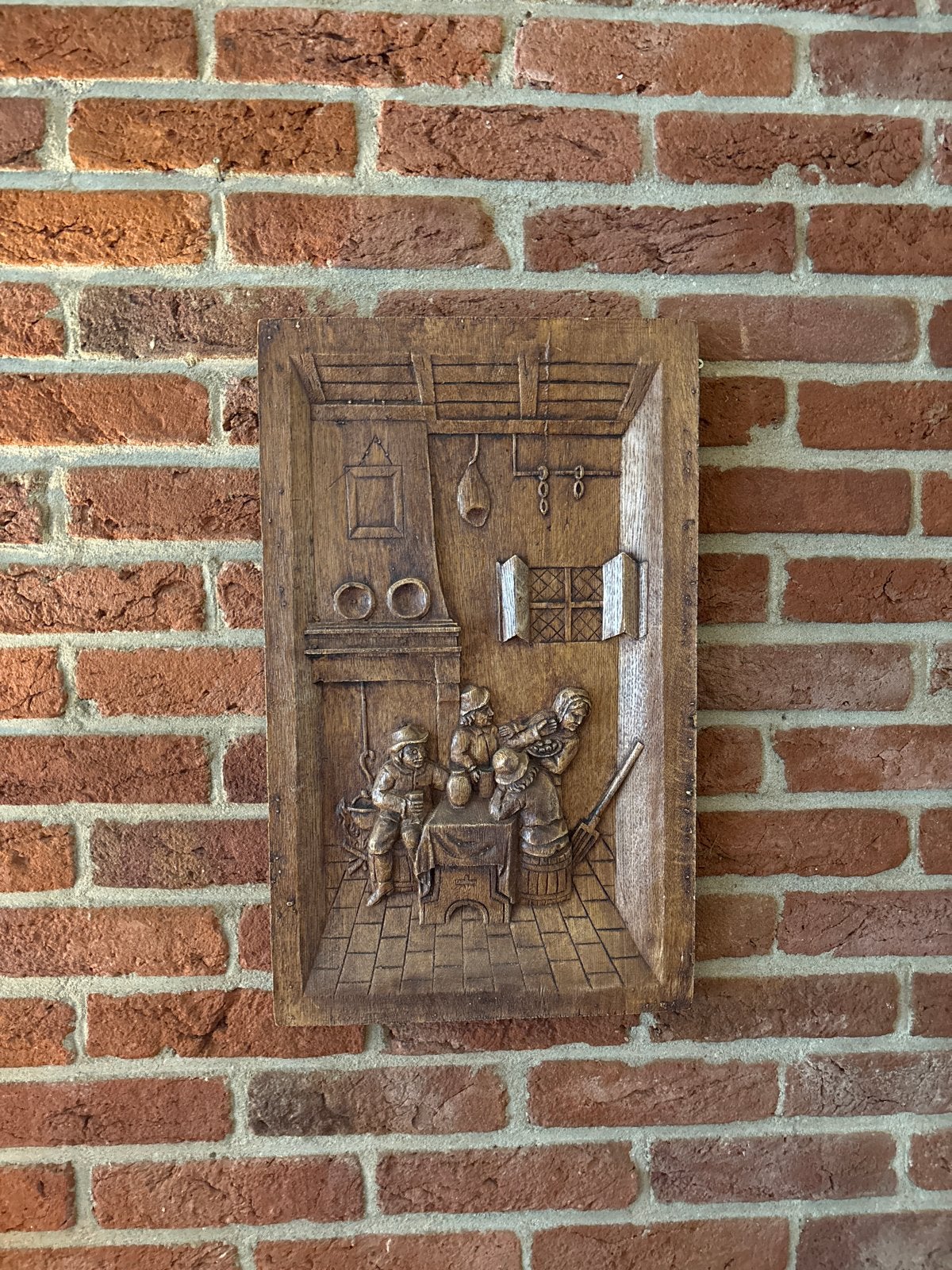 Antiek Houten Wandpaneel - Scène in Herberg, Ophalen of Verzenden, Handgemaakt, Wanddecoratie, 20 - 50 cm