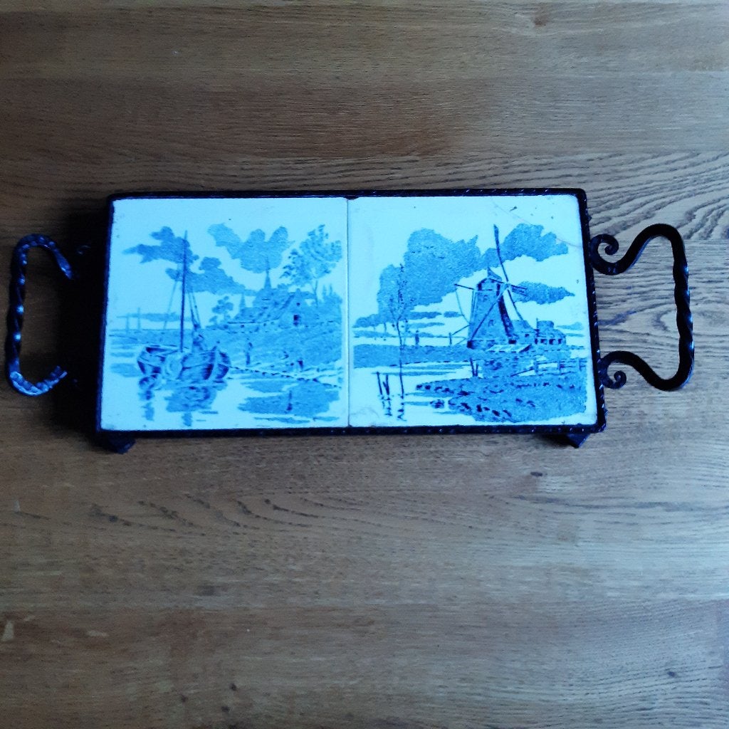 Vintage smeedijzeren plateau met 2 delftsblauwe tegels, Antiek en Kunst, Ophalen of Verzenden