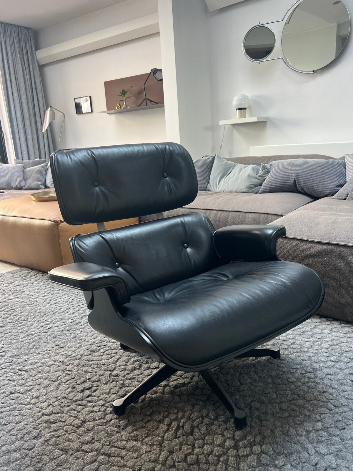 Vitra Eames Lounge Chair + Ottoman – zwart, als nieuw, Huis en Inrichting, Ophalen, Zo goed als nieuw, Leer, 50 tot 75 cm