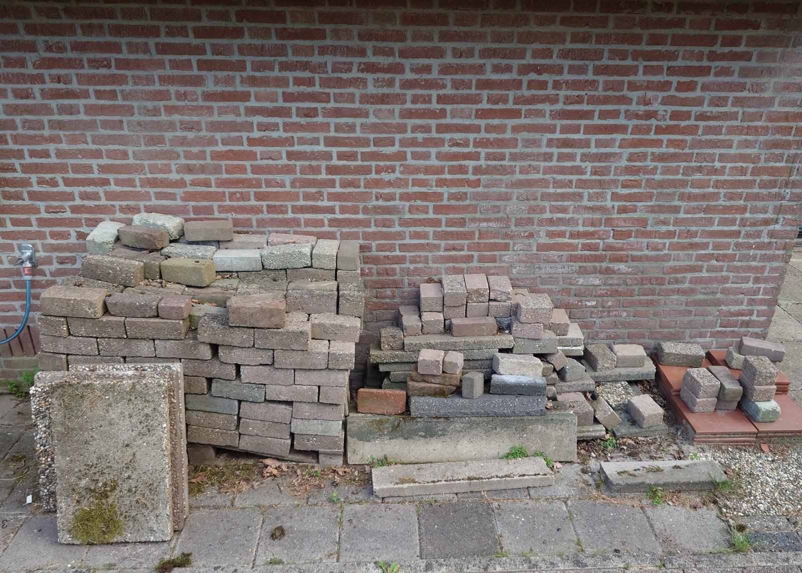 Gratis af te halen: Diverse stenen en tegels, Ophalen, Gebruikt, Overige typen