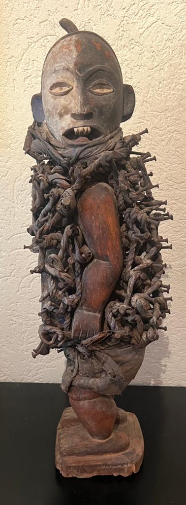 Afrikaans zeldzaam Antiek Spijkerbeeld Songye Congo, Antiek en Kunst, Kunst | Beelden en Houtsnijwerken, Verzenden