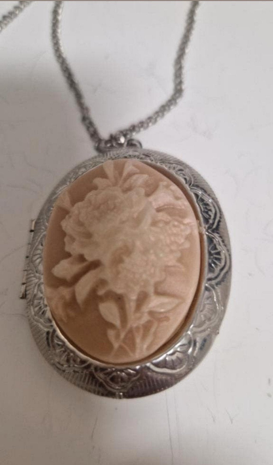 Lange zilverkleurige ketting met groot medaillon (60 cm), Sieraden, Tassen en Uiterlijk, Kettingen, Ophalen, Nieuw, Zilver, Overige materialen