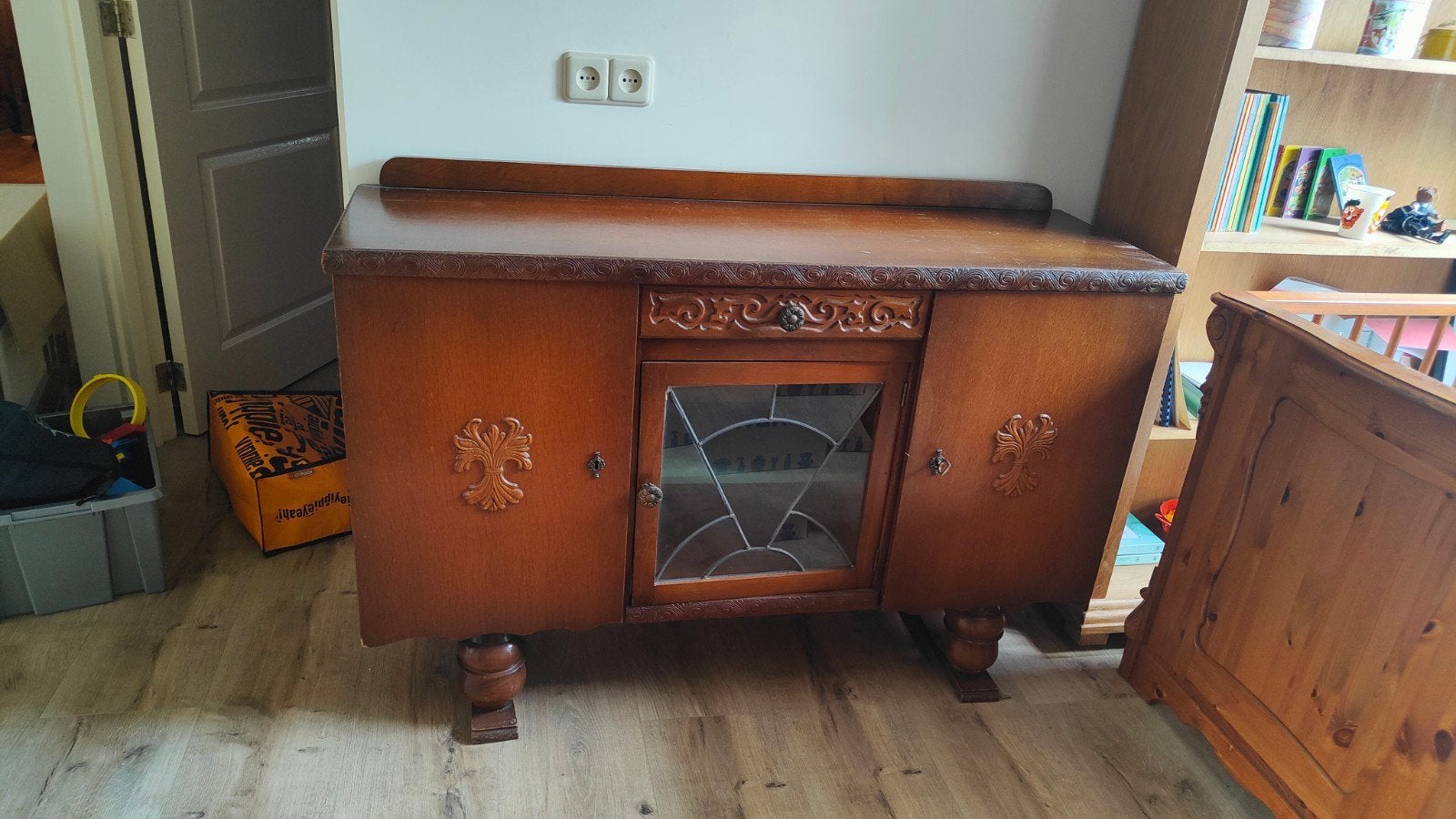Antiek dressoir met glas in lood detail, Antiek en Kunst, Ophalen