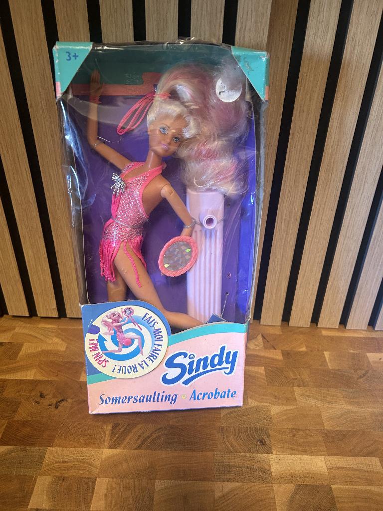 Sindy somersaulting acrobate 1995, Verzamelen, Poppen, Ophalen of Verzenden, Nieuw, Pop