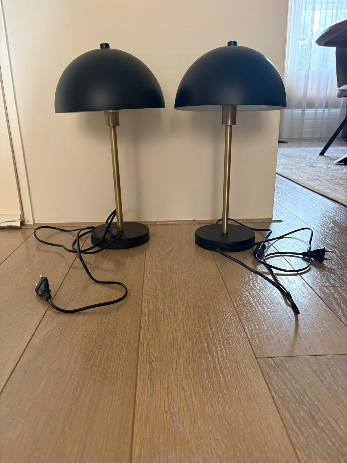 Set van 2 moderne zwarte tafellampen met messing poot, Ophalen, Met schakelaar, Zo goed als nieuw, Zwart
