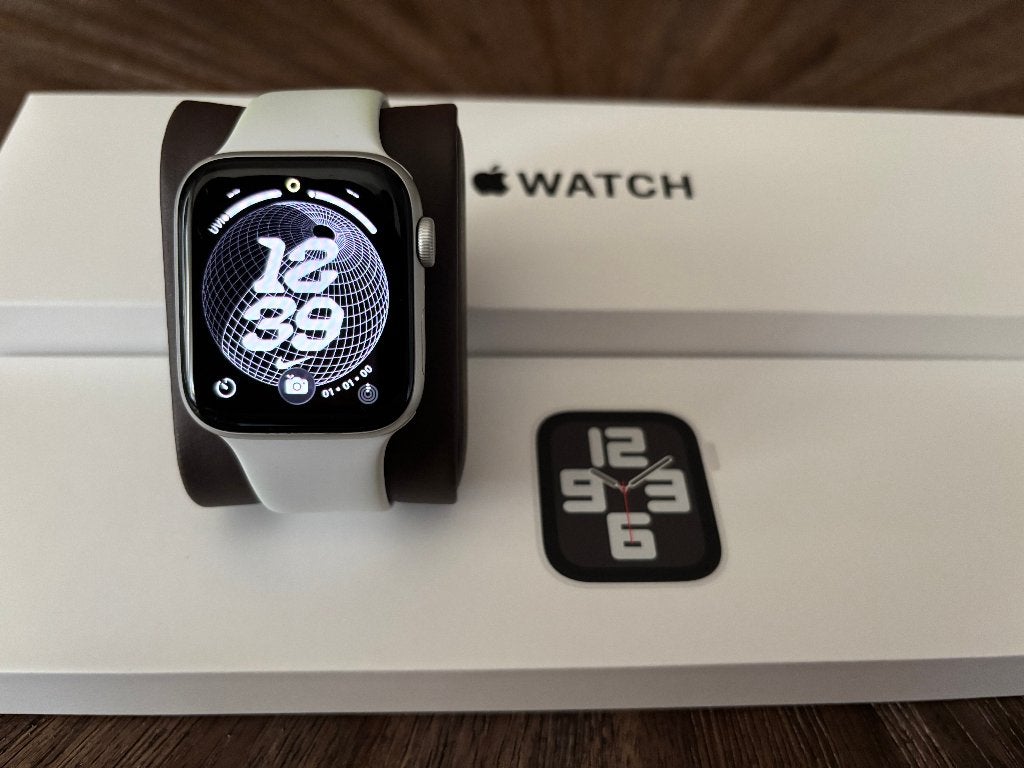 Apple Watch SE 2022 44mm met 4 extra bandjes, Gebruikt, IOS, Ophalen of Verzenden, Waterdicht