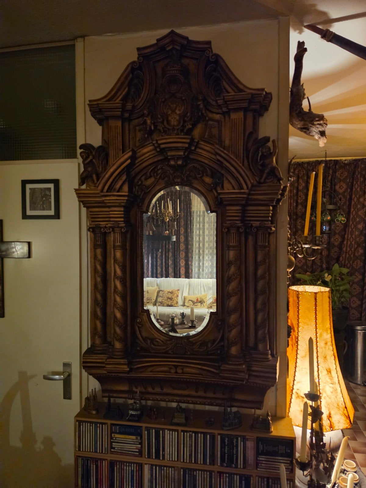 Antieke spiegel met rijk bewerkt houten frame, Ophalen, Overige vormen, 50 tot 100 cm, 150 tot 200 cm