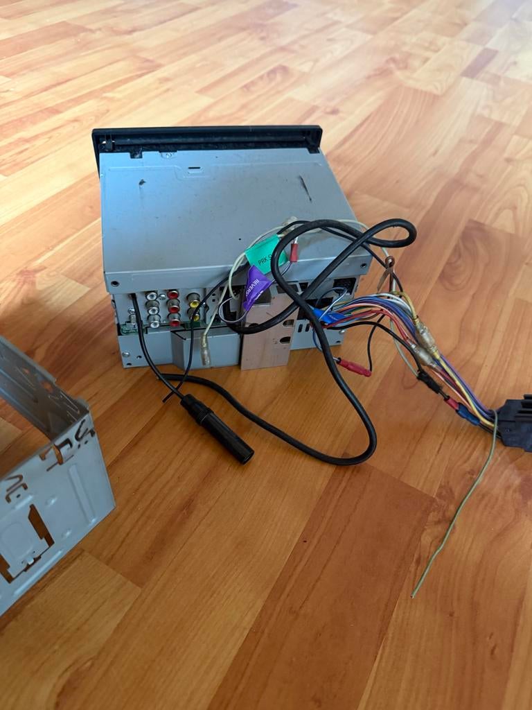 Autoradio met bedrading en inbouwframe, Auto diversen, Autoradio's, Ophalen of Verzenden, Gebruikt