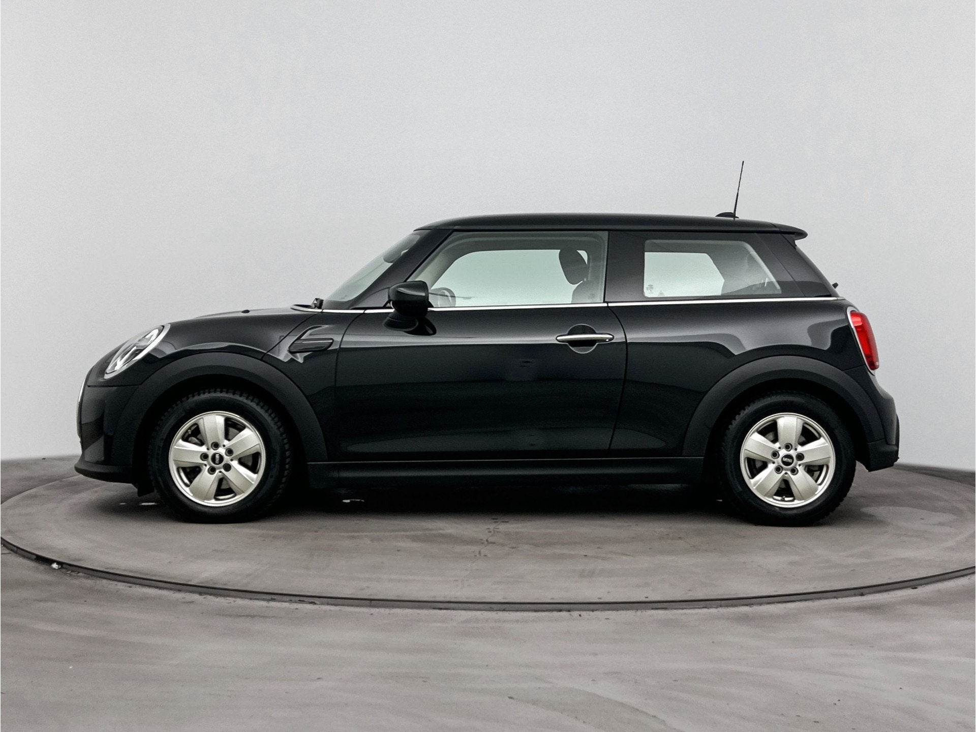 MINI Hatchback Cooper Essential Automaat / Cruise Control /, Auto's, Mini, Gebruikt, Met garantie (alle), 4 stoelen, Origineel Nederlands