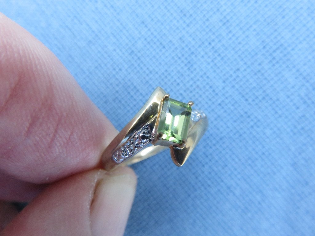 Ring in 9 karaat goud met groene steen, Sieraden, Tassen en Uiterlijk, Ringen, Ophalen of Verzenden, Zo goed als nieuw, 17 tot 18
