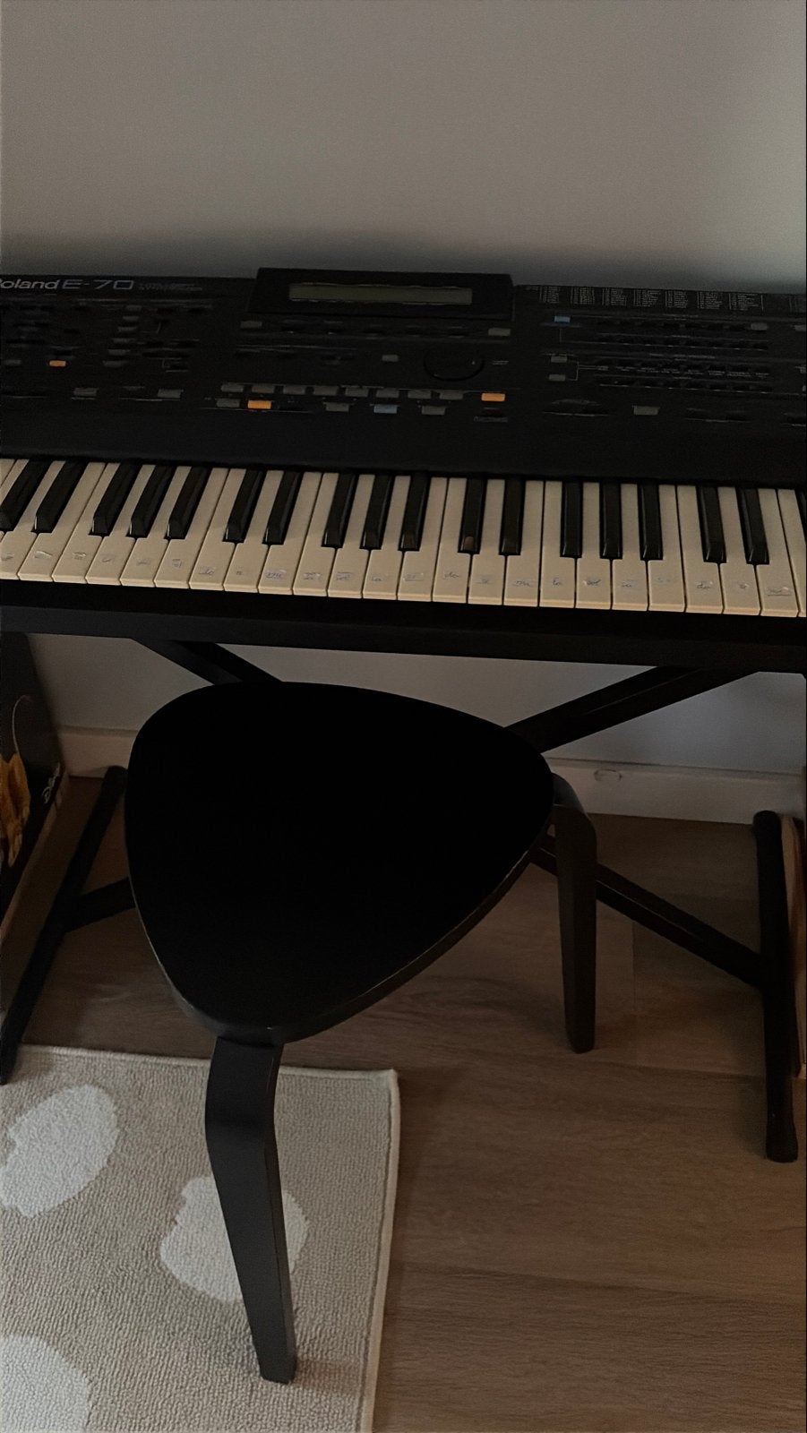 Roland E-70 Synthesizer met standaard en krukje, Muziek en Instrumenten, Ophalen, Roland, Met standaard, 61 toetsen