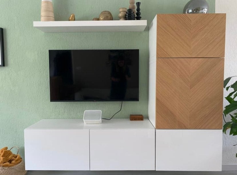 Ikea Besta wandkasten hoogglans wit & licht eiken visgraat, Ophalen, Eikenhout, 100 tot 150 cm, Zo goed als nieuw