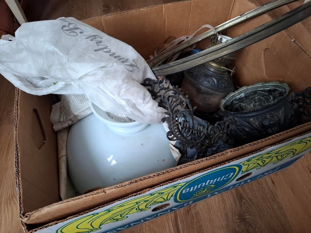 Oude lamp onderdelen en decoratieve stukken, Ophalen