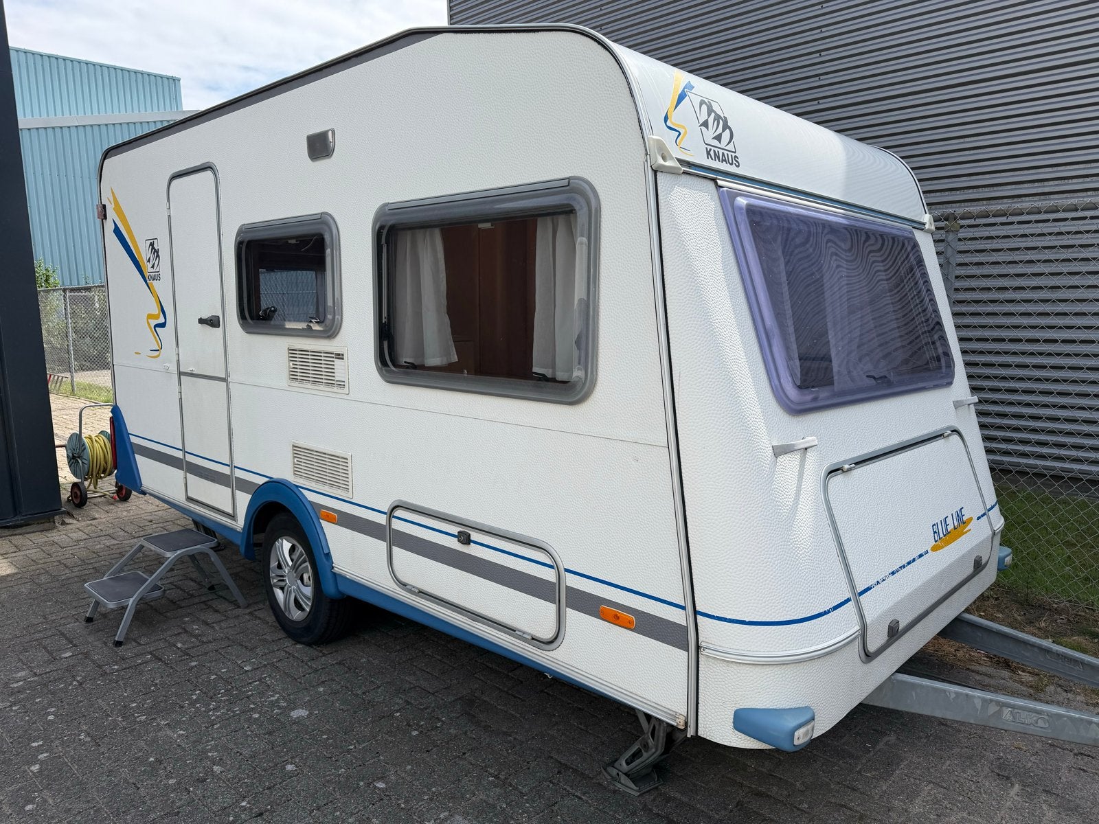 Knaus Blue Line 400 TK met stapelbed en voortent, Schokbreker, Stapelbed, Bedrijf, Treinzit