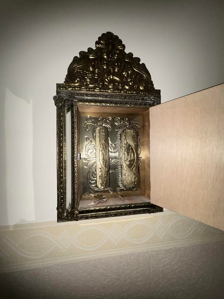 Gouden muurkastje met spiegel, Ophalen