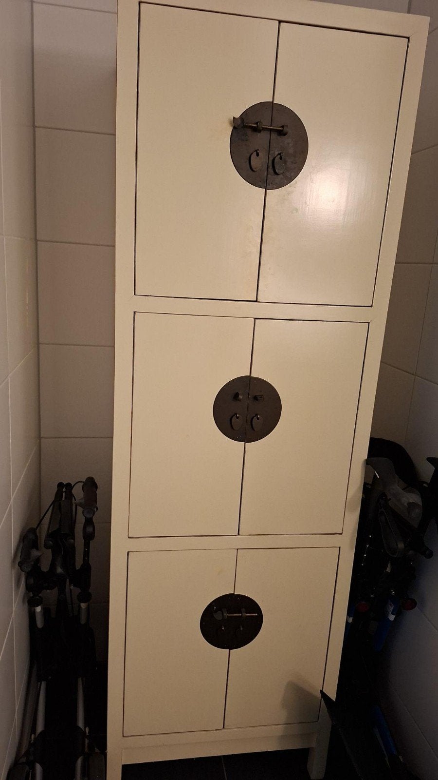 Stevige Chinese kast met mooi zwaar ijzerwerk, Ophalen, Zo goed als nieuw