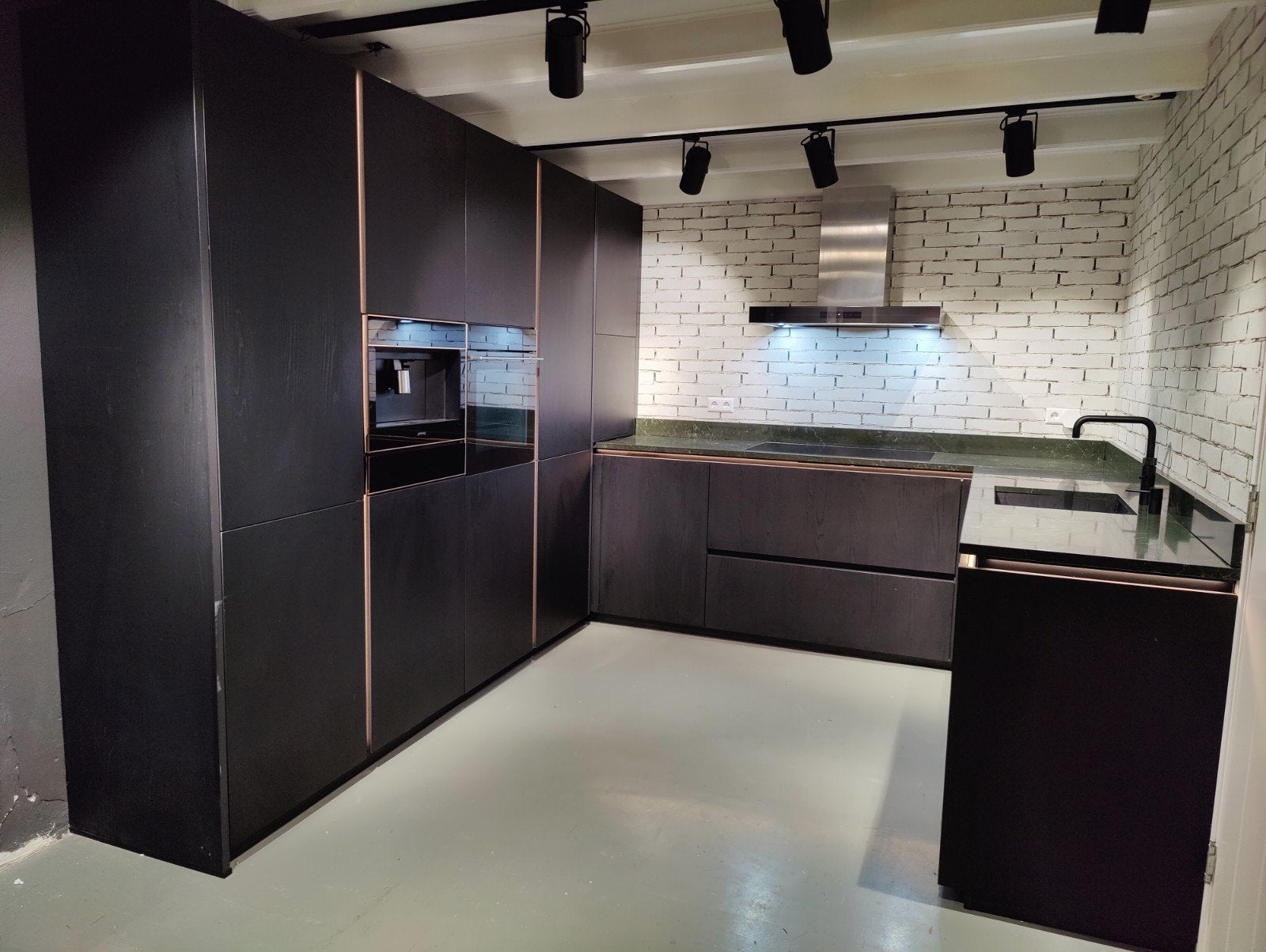 Complete Nolte showroomkeuken met ATAG apparatuur, Ophalen, U-keuken, Zwart, Zo goed als nieuw
