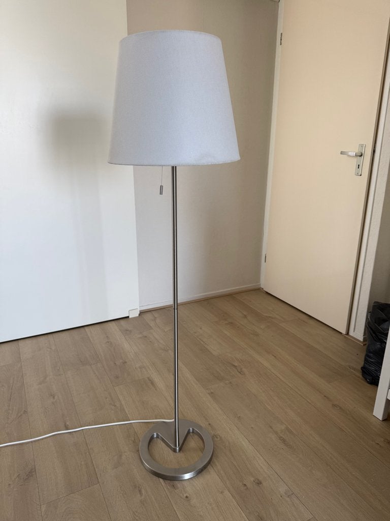 Ikea Nyfors Staandelamp vernikkeld wit E27 138cm, Huis en Inrichting, Ophalen, Gebruikt, 100 tot 150 cm, E27 (groot)