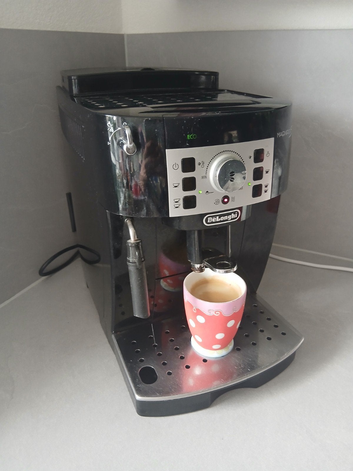DeLonghi Magnifica S volautomatische espressomachine, Witgoed en Apparatuur, Koffiezetapparaten, Gebruikt, Koffiebonen, Koffiemachine