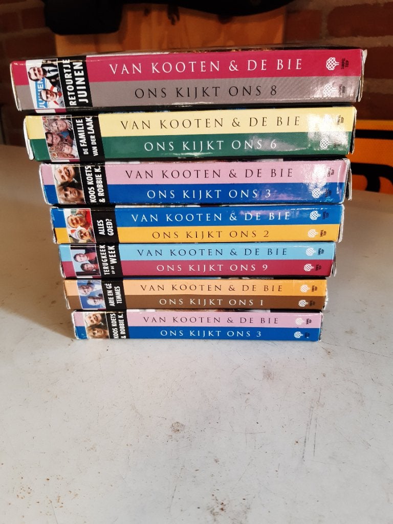 Videobanden van Kooten & de Bie "ons kent ons" 1,2,3,6,8,9, Gebruikt, Alle leeftijden, Tv-serie of Tv-programma, VHS