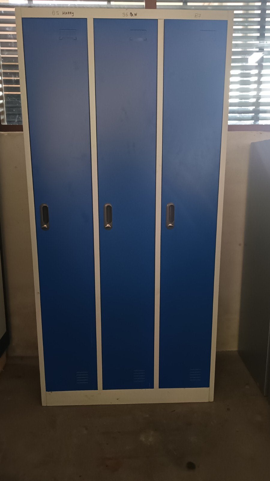 Mooie 3-delige lockerkast met slot, metalen kast, Huis en Inrichting, Ophalen, Gebruikt, Modern, functioneel