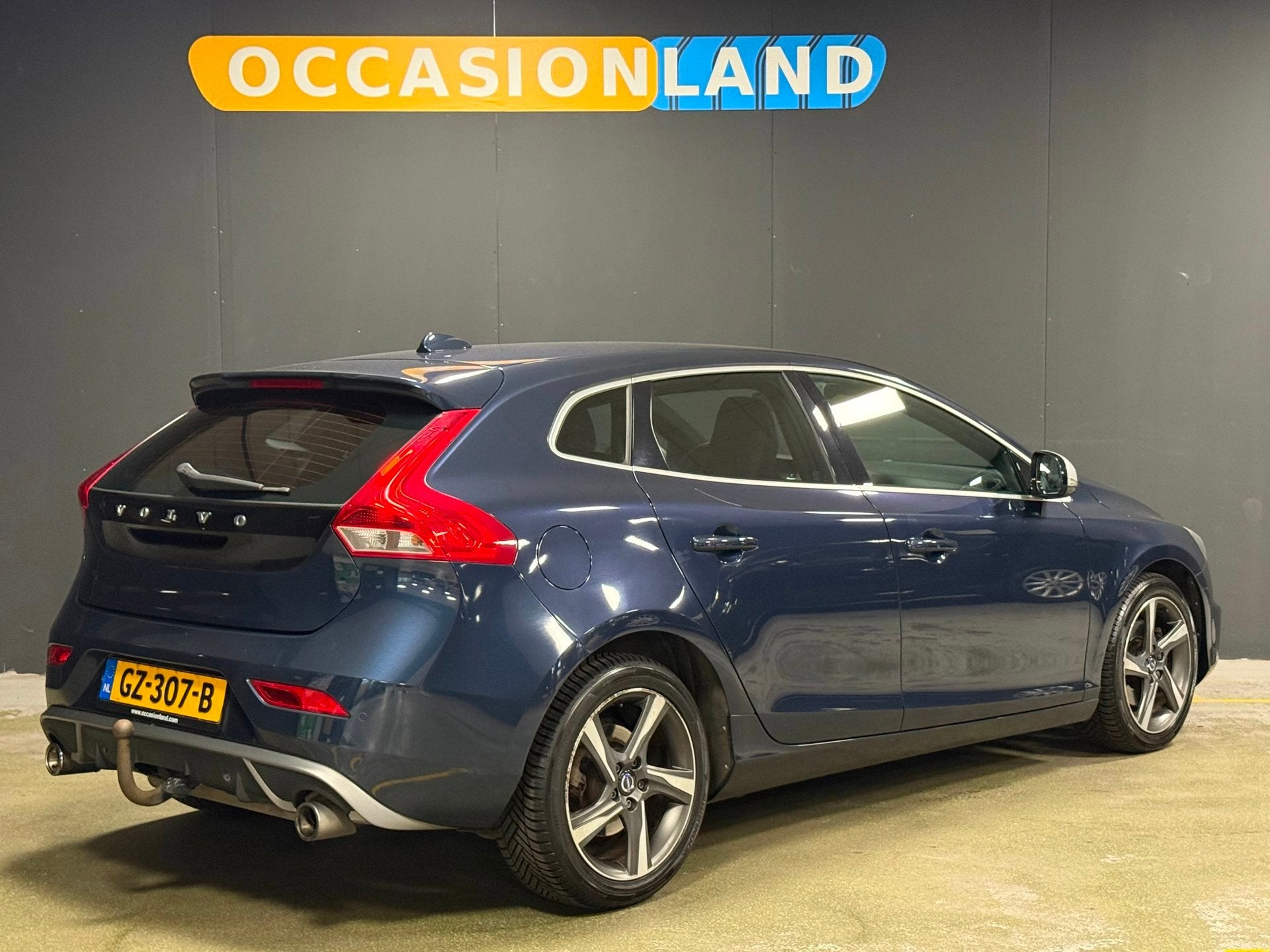 Volvo V40 1.6 T4 R-Design|TREKHAAK|CRUISE|BLUETOOTH|NAVI|17I, Auto's, Gebruikt, Zwart, 4 cilinders, 700 kg