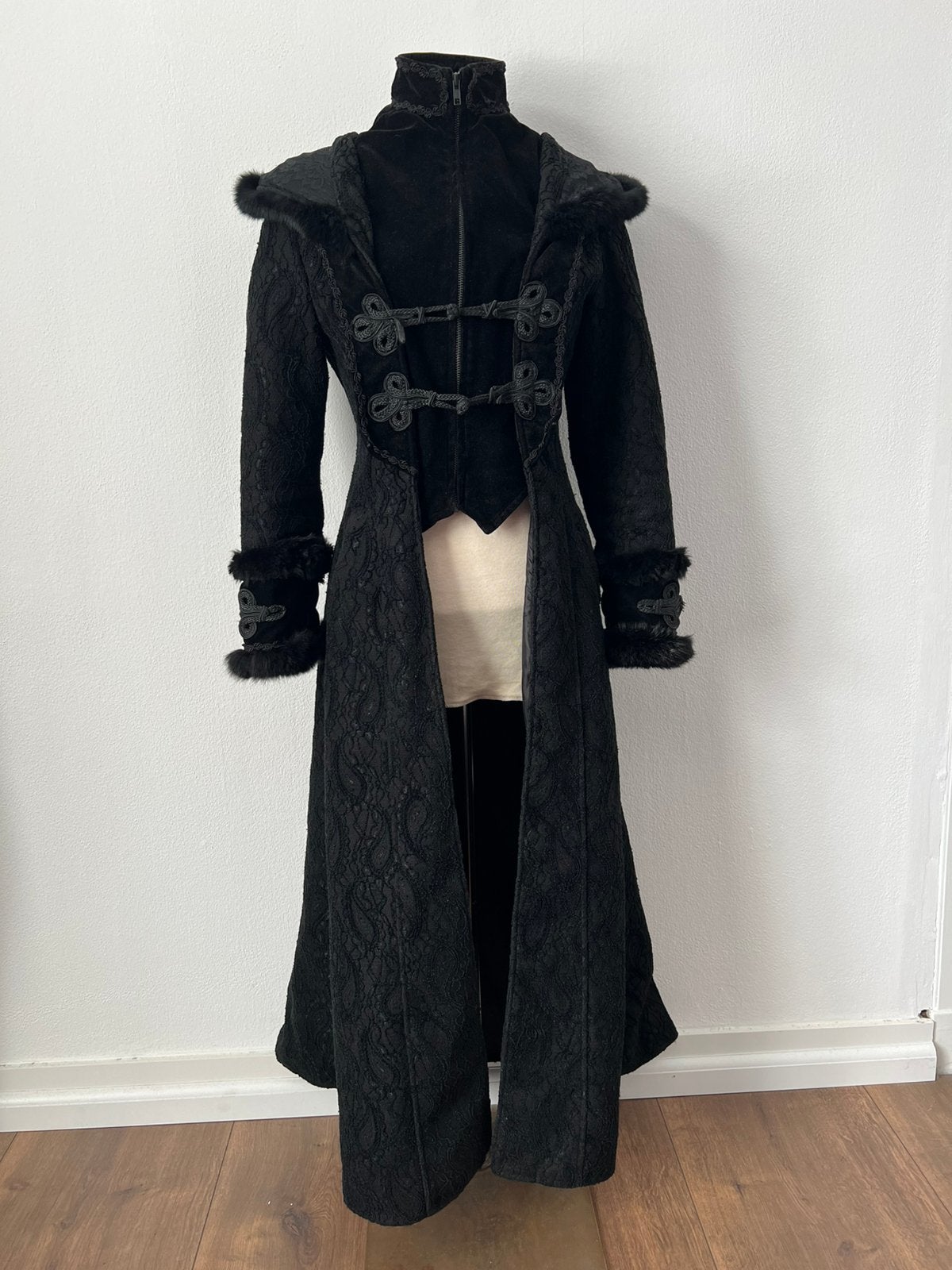 Lange zwarte gothic jas, Ophalen of Verzenden, Zo goed als nieuw, Maat 36 (S), Zwart