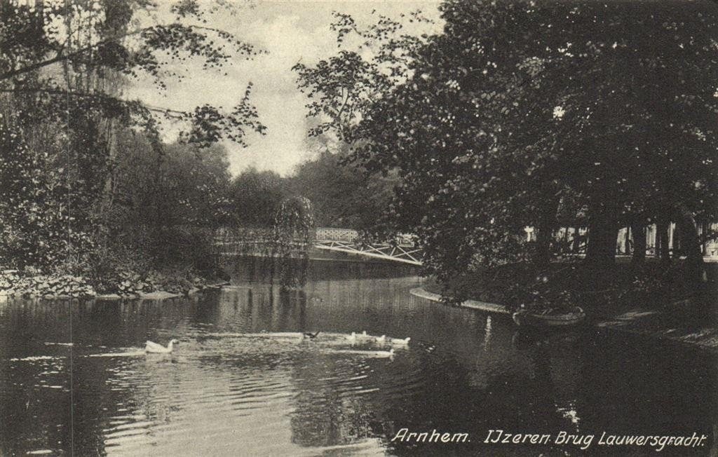 Arnhem. IJzeren Brug Lauwersgracht. - ongelopen, Ophalen of Verzenden, 1920 tot 1940, Ongelopen, Gelderland