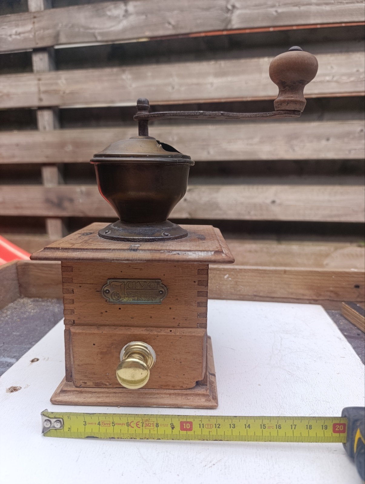 Antieke houten Java koffiemolen met metalen bovendeel, Ophalen