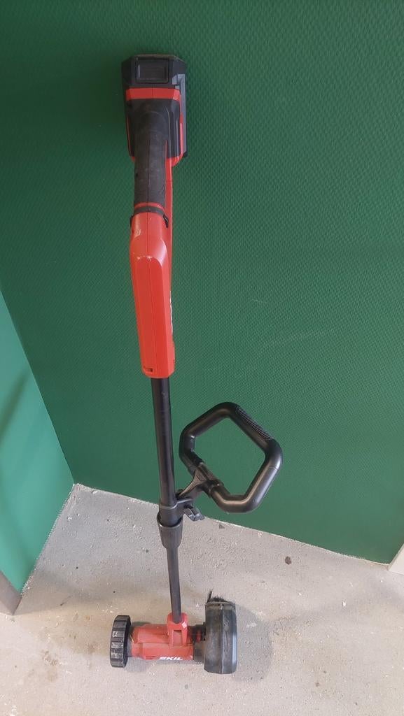 SKIL onkruid borstel incl accu+lader, Ophalen, Zo goed als nieuw, Accu
