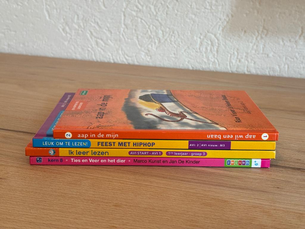 Set 4 AVI boekjes beginnende lezers, Gelezen, Fictie algemeen, Diverse auteurs, Ophalen of Verzenden