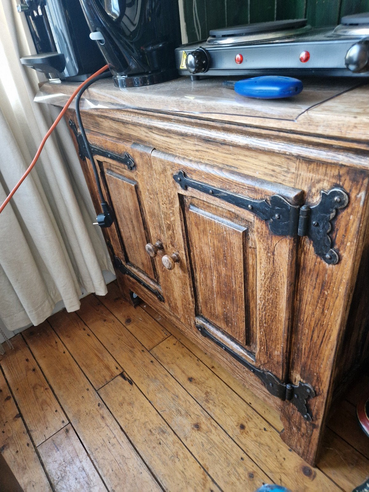 Rustieke houten kast met smeedijzeren beslag, Ophalen