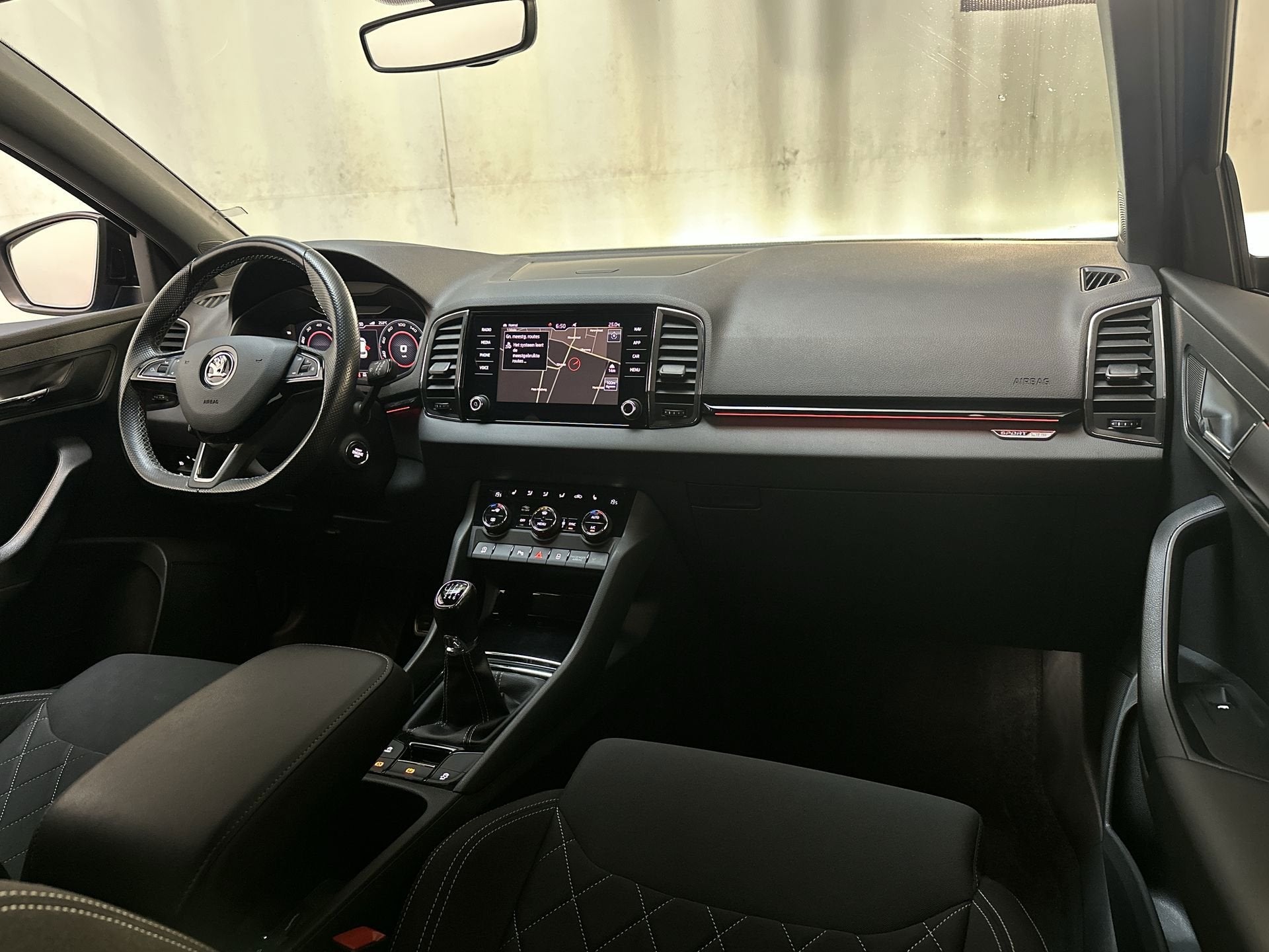 Skoda Karoq 1.5 TSI 150pk ACT Sportline Business Camera Trek, Auto's, Voorwielaandrijving, Dealer onderhouden, Stof, 4 cilinders