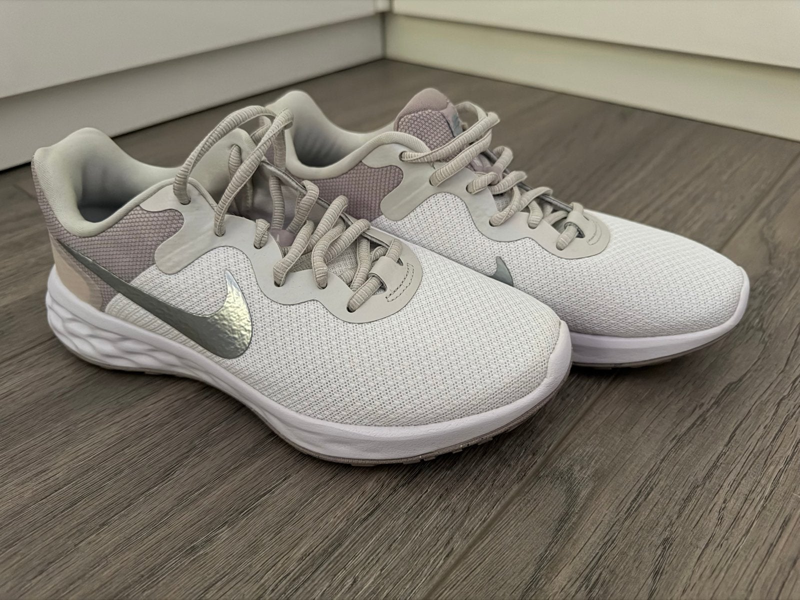 Nike Revolution 6 hardloopschoenen - Maat 38.5, Ophalen of Verzenden, Zo goed als nieuw, Wit, Sneakers of Gympen