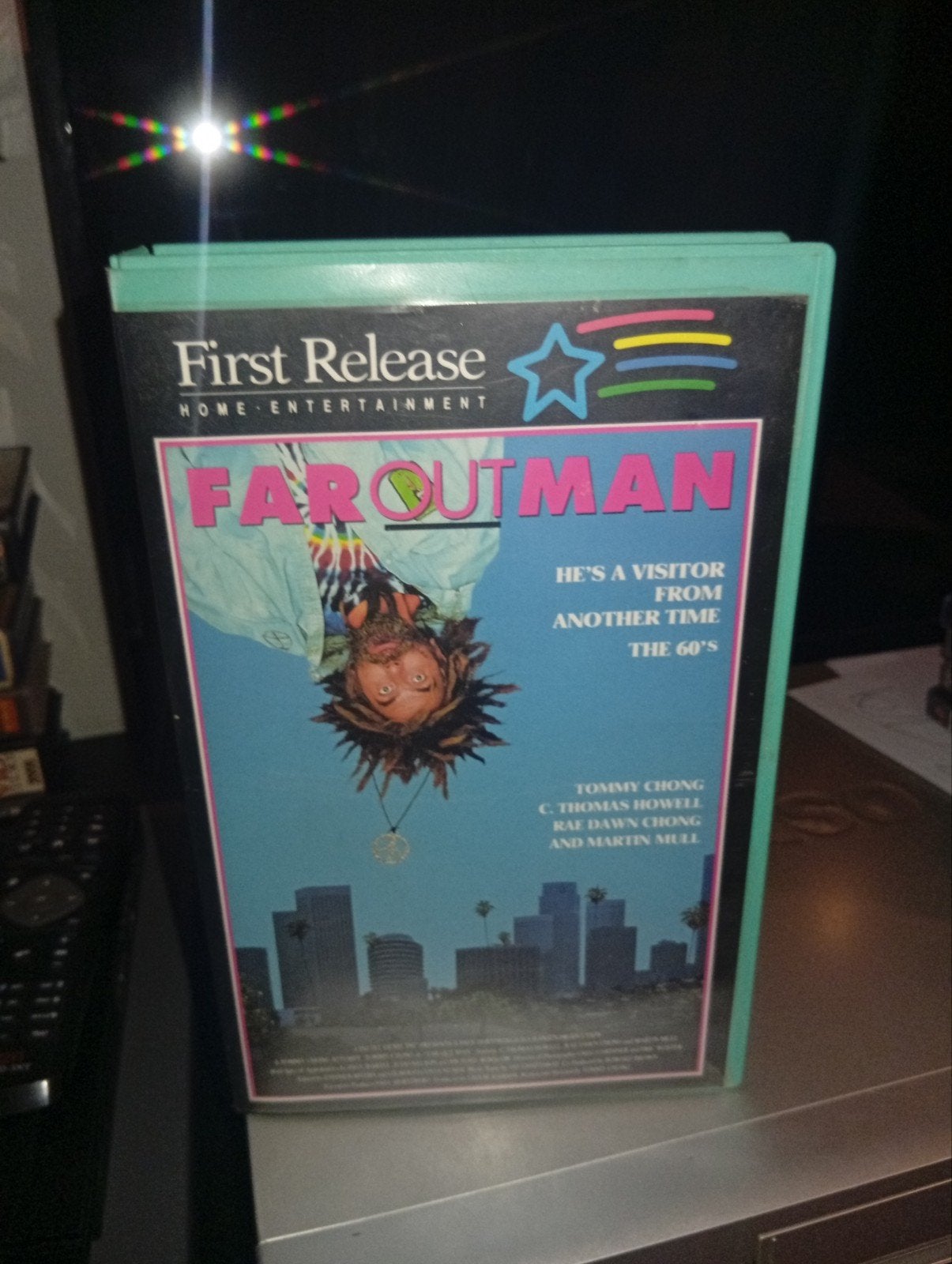 Far Out Man | VHS Komedie Ex-Rental, Cd's en Dvd's, VHS | Film, Ophalen of Verzenden, Komedie, VHS, Gebruikt
