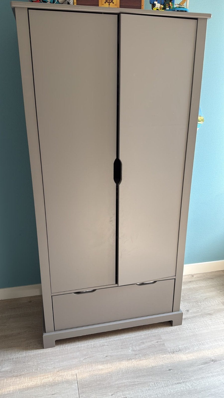 Grijze kledingkast met lades en hangruimte, Ophalen, 50 tot 100 cm, Modern, 150 tot 200 cm