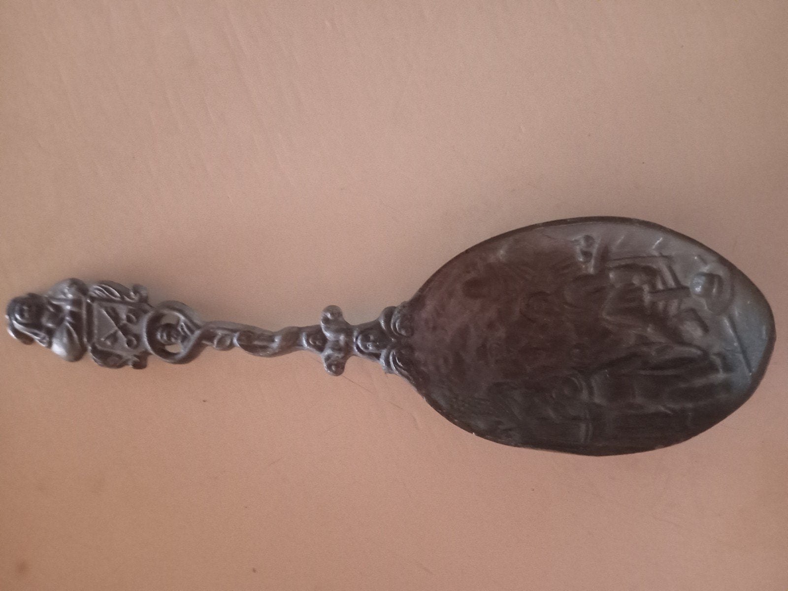 Antieke decoratieve lepel met reliëf, Ophalen