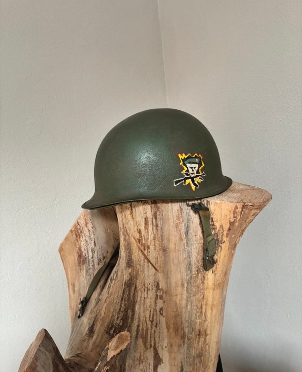 Vintage M1 Legerhelm met Uniek Embleem, Verzamelen, Ophalen of Verzenden, Landmacht, Amerika, Helm of Baret