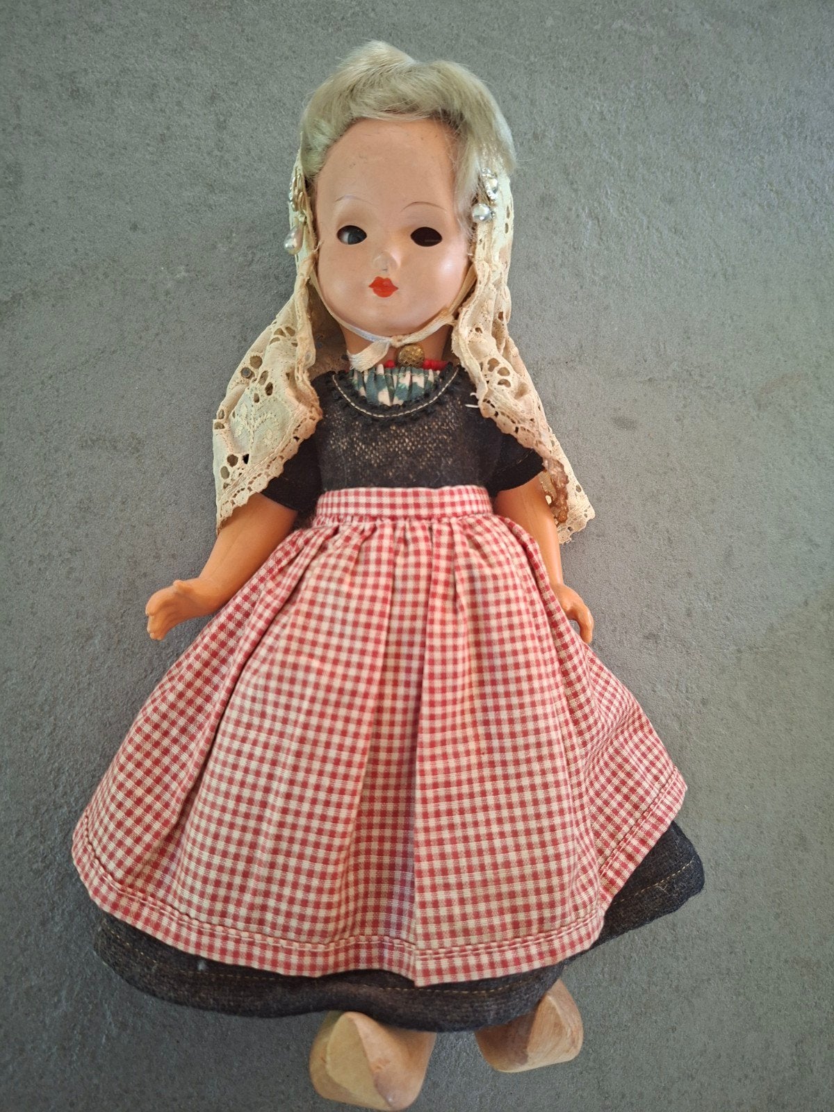 Dovina popje, klederdracht 27cm hoog, Ophalen of Verzenden, Gebruikt, Pop
