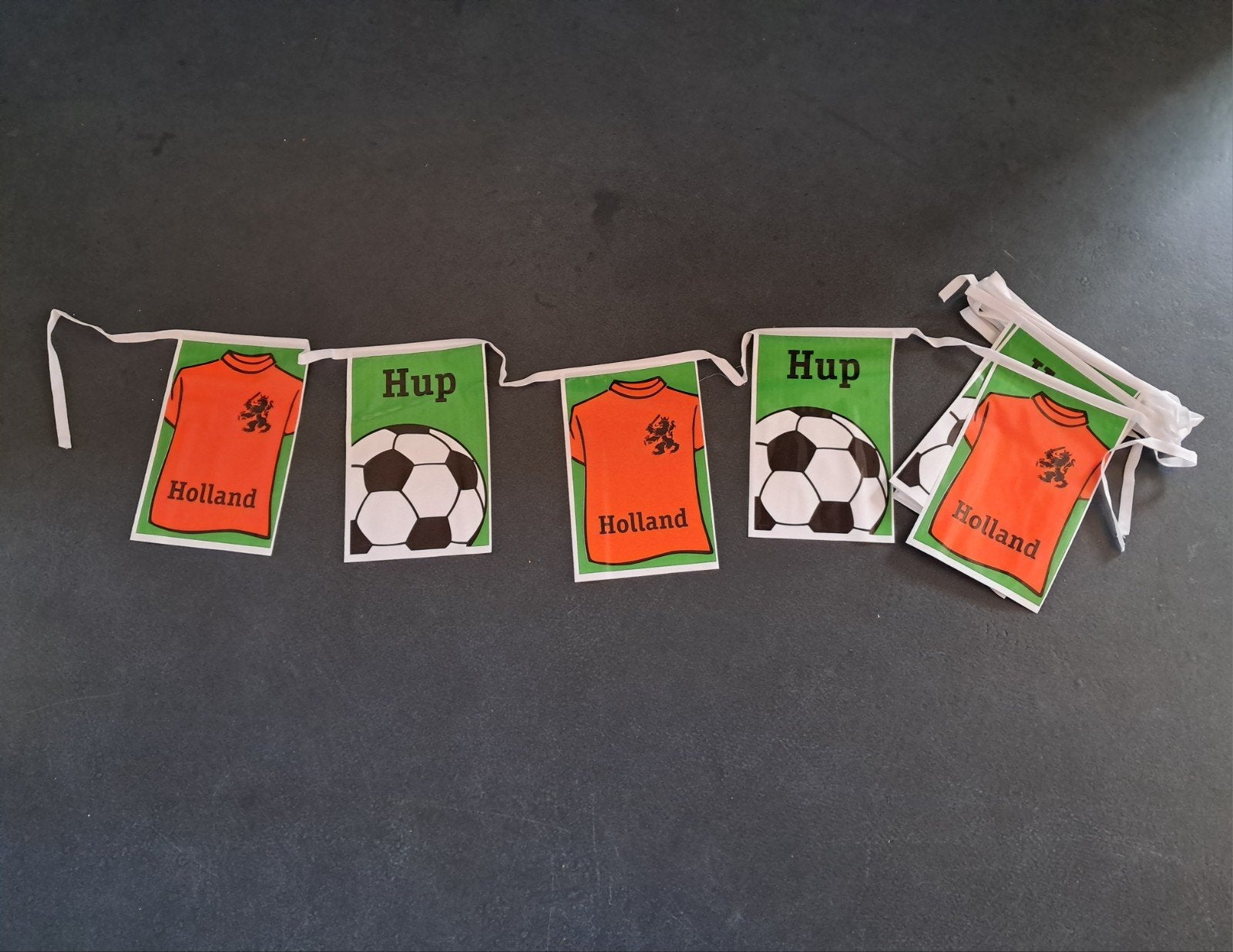 Slinger vlaggetjes voetbal Holland Hup KNVB, Ophalen of Verzenden, Nieuw, Versiering, Oranje of Koningsdag