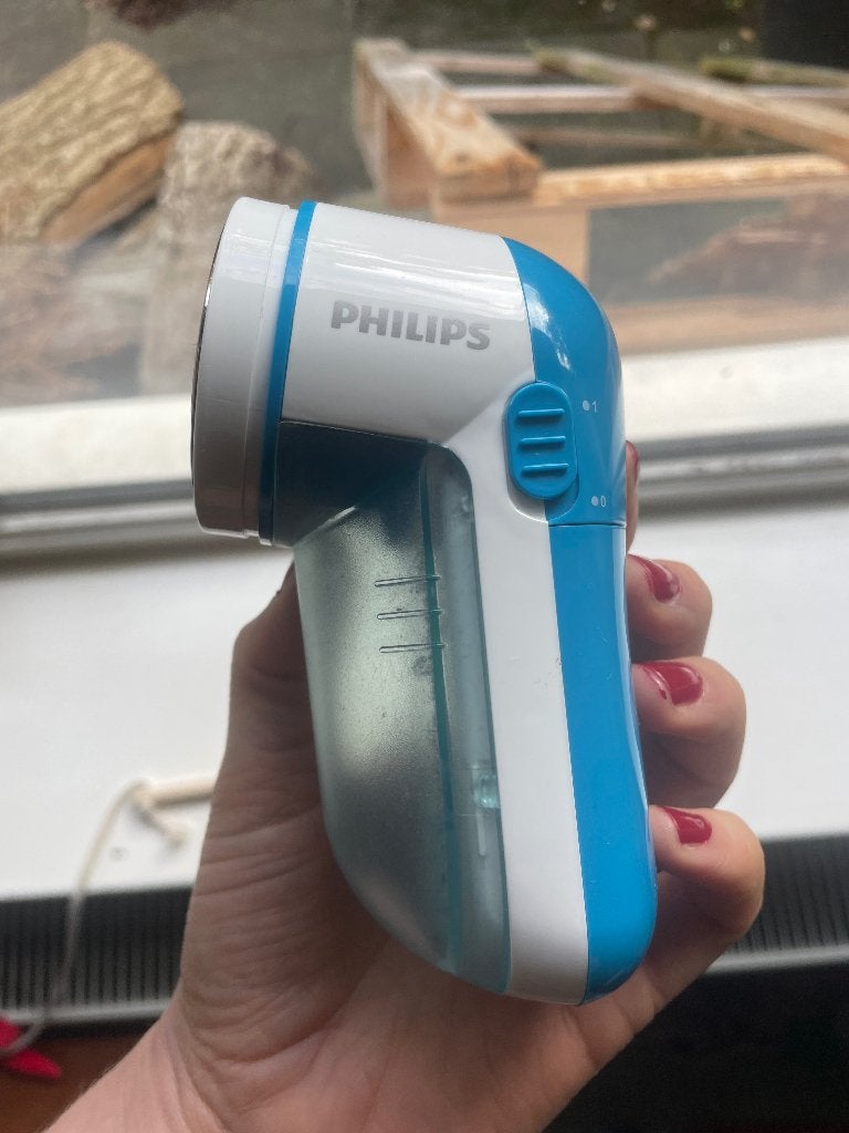 Philips pluizenverwijderaar op AA batterijen, Ophalen of Verzenden, Gebruikt