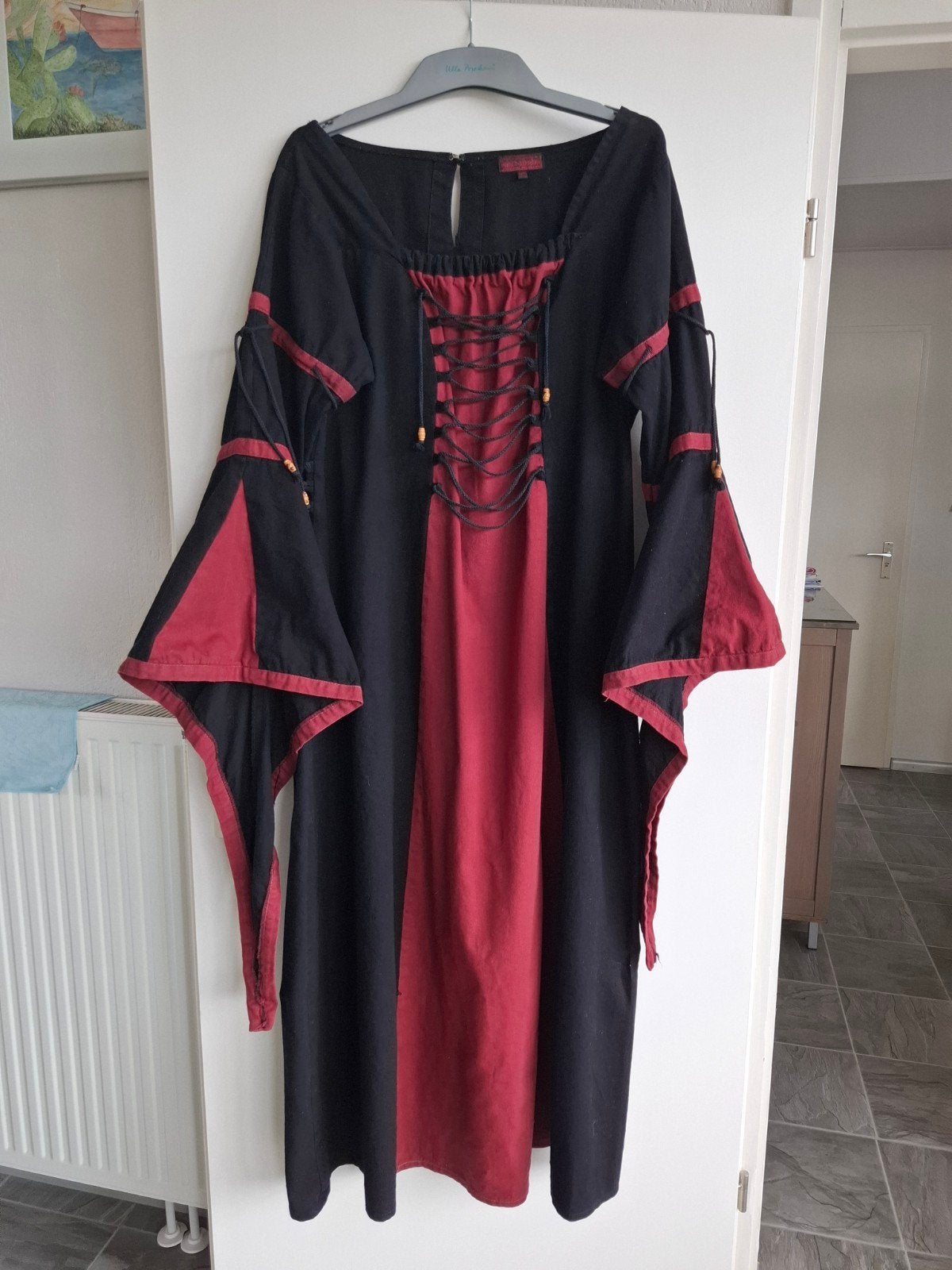 Zwart met rood middeleeuws kostuum met puntmouwen, Ophalen of Verzenden