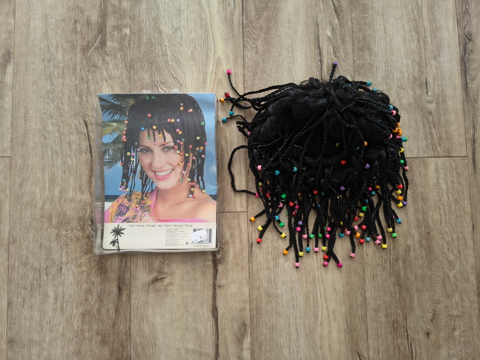 Prachtige zwarte Rasta pruik met gekleurde kraaltjes, hippie, Kleding | Dames, Maat 38/40 (M), Carnaval, Onb, Ophalen of Verzenden