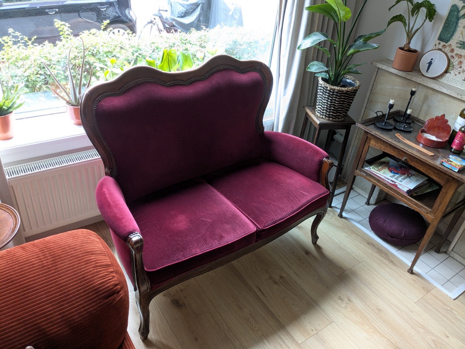 Hip & vintage | Fluwelen tweezitsbank in bordeauxrood, Ophalen