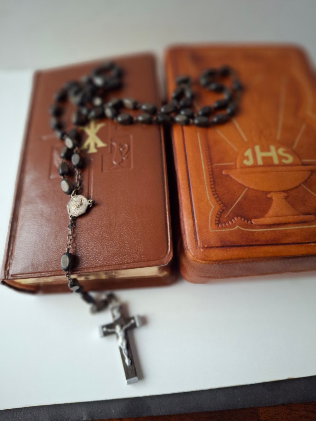 Gebonden leren misboek met farde èn oude rozenkrans., Ophalen of Verzenden