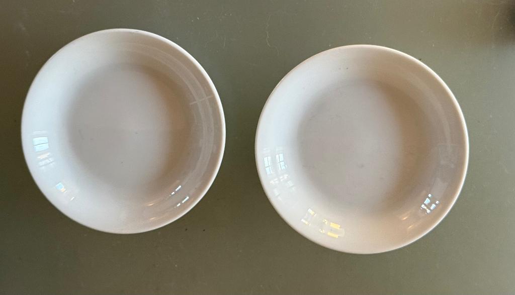 2x Witte schoteltjes White Basics (Art+Design) – Ø 10, Ophalen of Verzenden, Zo goed als nieuw, Overige stijlen, Kop(pen) en/of Schotel(s)