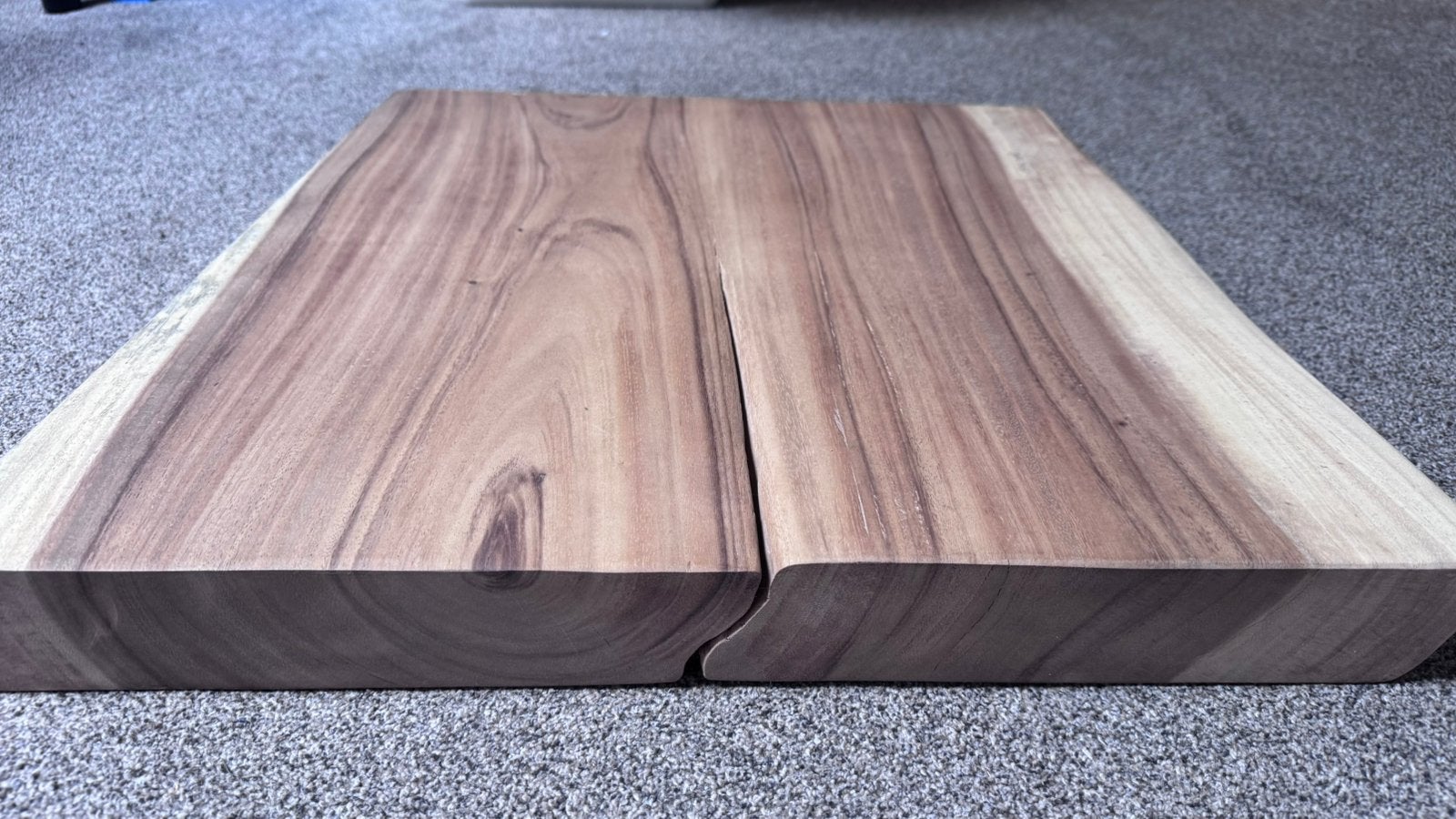 Massief robuust blok tropisch hardhout met boomrand, 46x50x6, Ophalen, Zo goed als nieuw