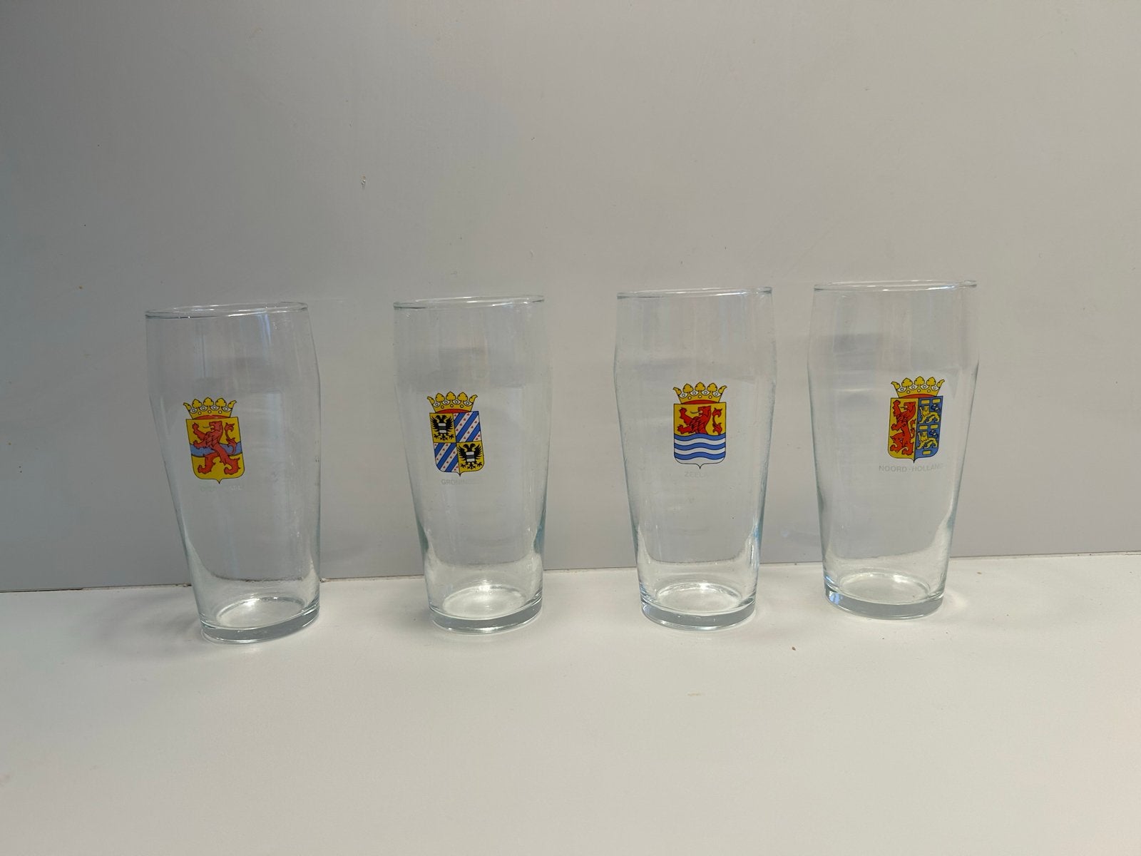 Vier zeldzame bierglazen jaren '60 met provinciewapens, Antiek en Kunst, Ophalen of Verzenden