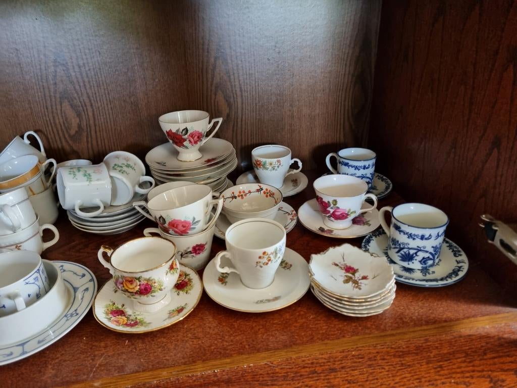 Heel veel servies ook veel antiek kop en schotels, Huis en Inrichting, Ophalen, Glas, Overige stijlen, Kop(pen) en/of Schotel(s)