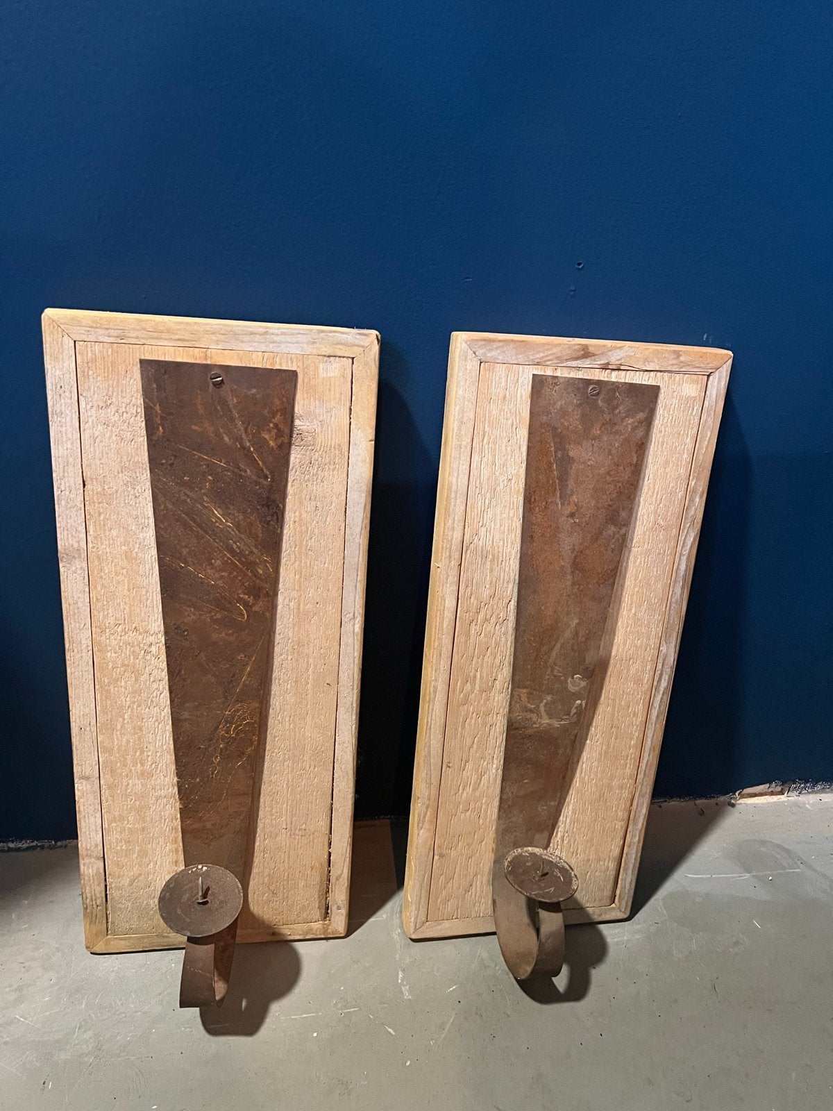 Set van 2 rustieke metalen wandkandelaars op hout, Antiek en Kunst, Ophalen of Verzenden, Overige materialen